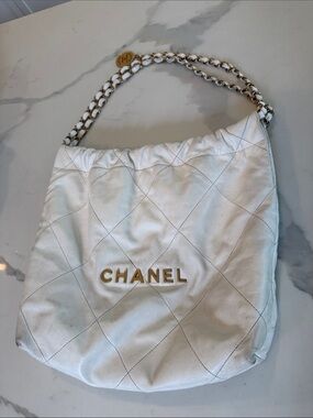 CHANEL 22 White Quilted Leather Shoulder Bag with Chain Strap